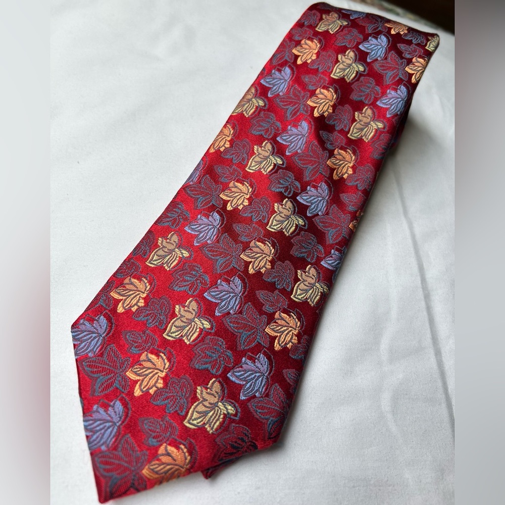 Paul Fredrick 100% Italian silk tie.